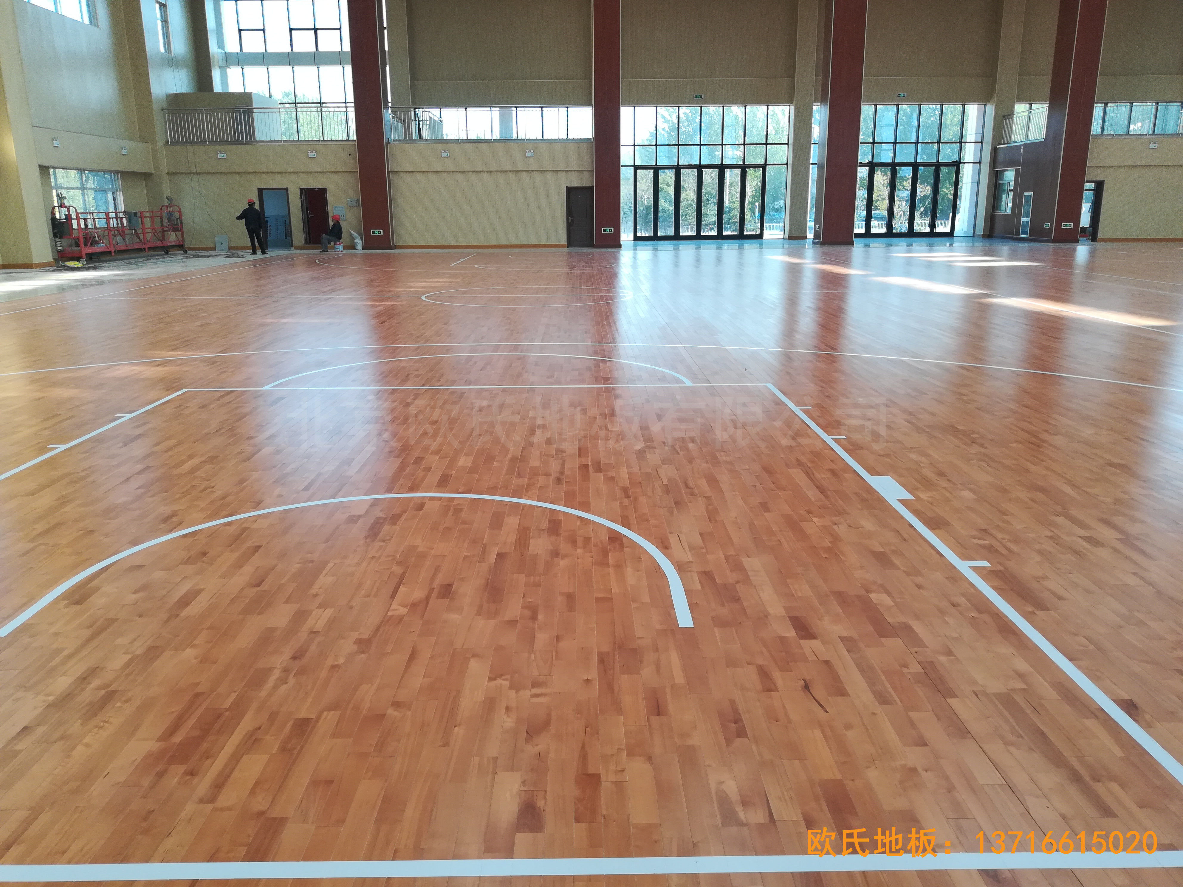 临朐体育中心体育木地板安装案例3