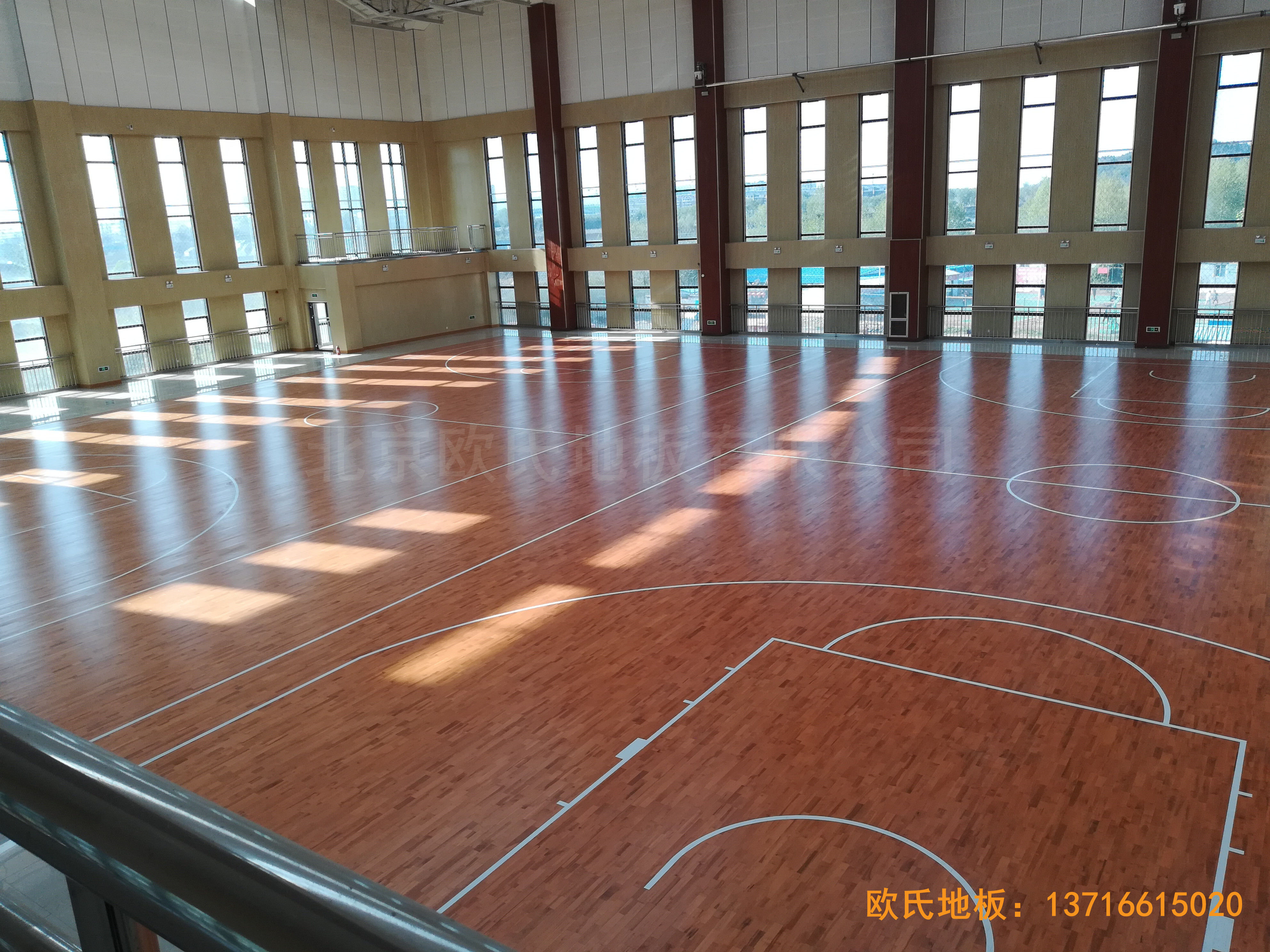 临朐体育中心体育木地板安装案例4