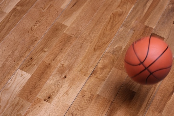 看专业施工团队如何铺装运动木地板