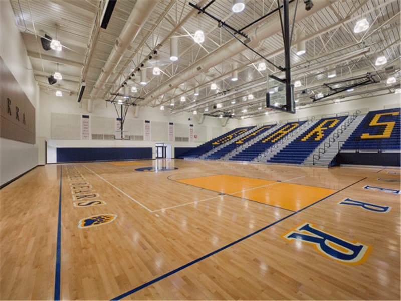 中国留学生在机场地板上睡一夜，那一定是木地板