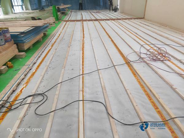 运动木地板踩上去为什么会空响 