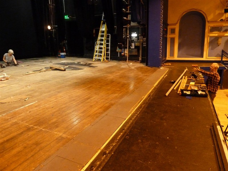 小学俄勒冈松舞台体育场馆地板施工队1