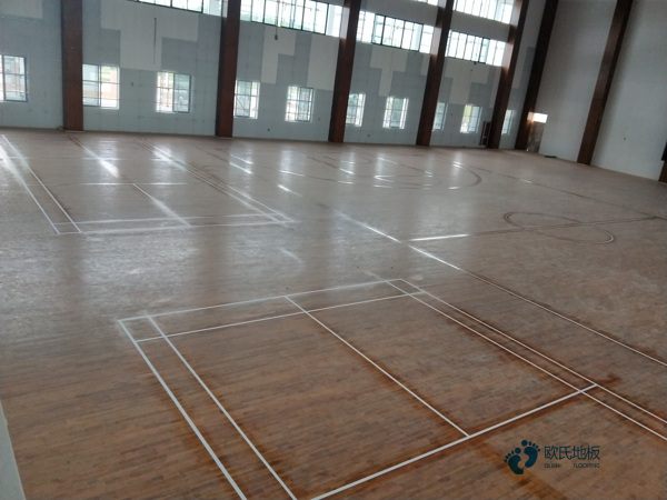 大学运动地板施工队2