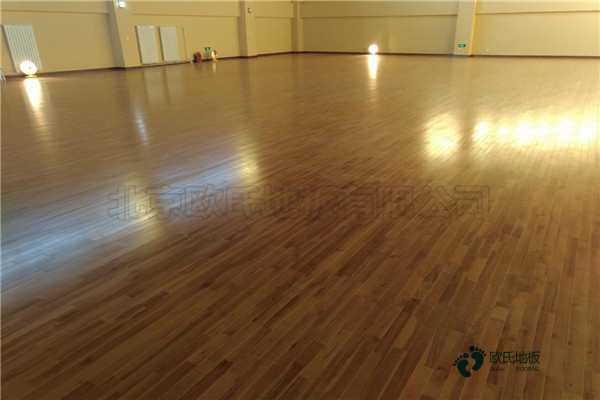 大学运动篮球木地板哪家性价比高