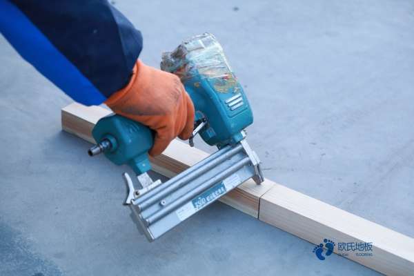 篮球场木地板安装过程1