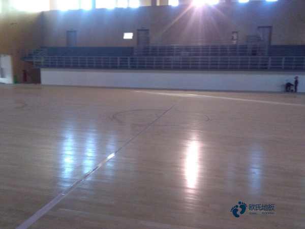 双龙骨篮球地板清洁保养2