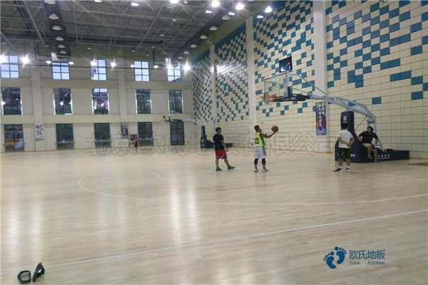 学校篮球馆地板施工团队3