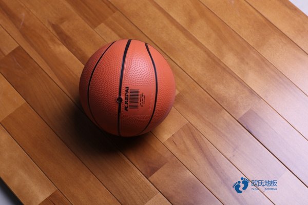 枫木地板铺篮球室2
